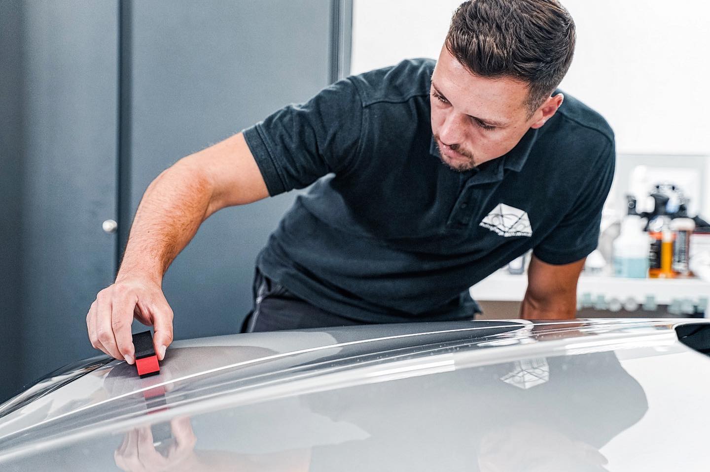 Professionelle Anwendung einer Keramikversiegelung auf einem Fahrzeug