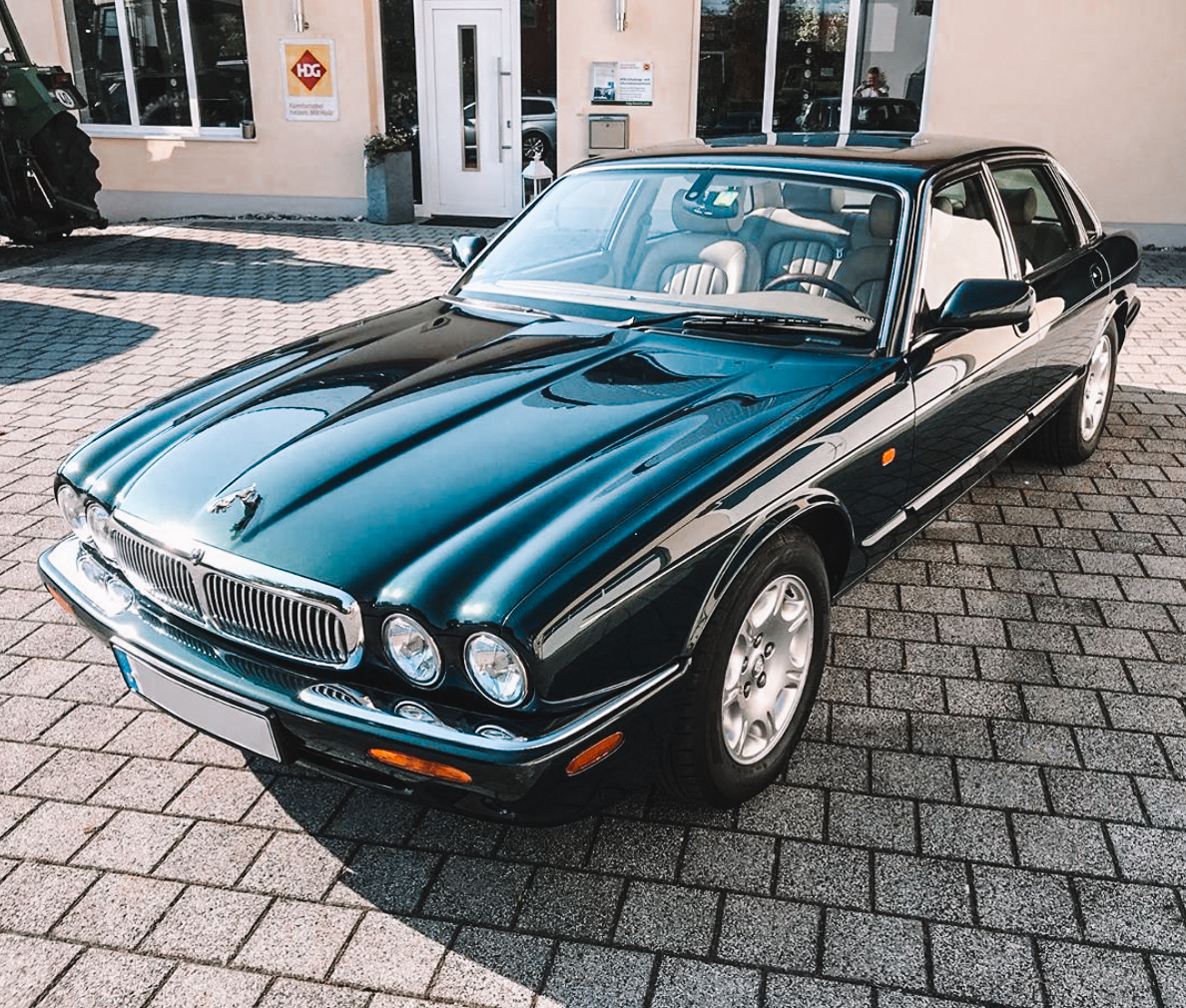 Dunkelgrüner Jaguar XJ nach der Lackaufbereitung