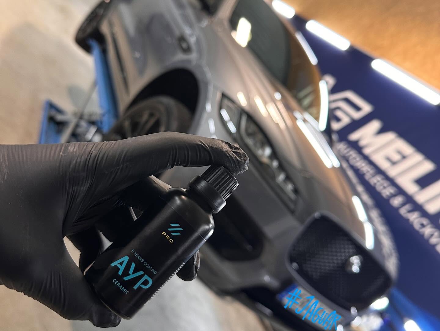 Keramikversiegelung bei Autopflege Meilinger in Höchstädt: Profi-Keramikbeschichtung mit fünf Jahren Standzeit vor einem grauen Fahrzeug in der Halle
