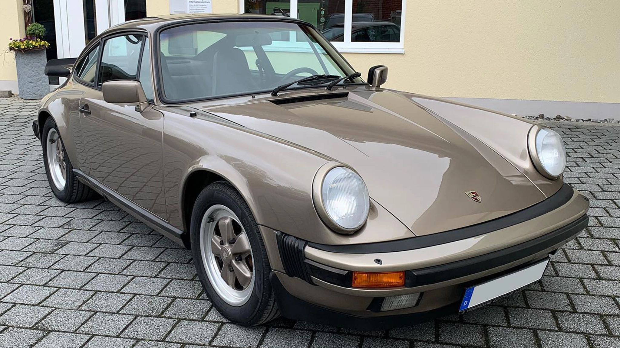 Porsche 911 G-Modell nach der Lackaufbereitung bei Autopflege Meilinger