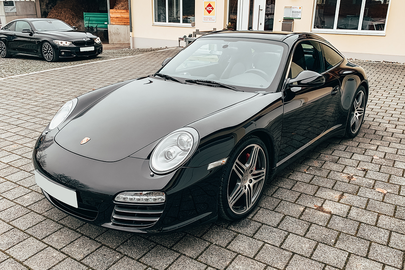Schwarzer Porsche 911 Targa von vorn nach der Lackaufbereitung