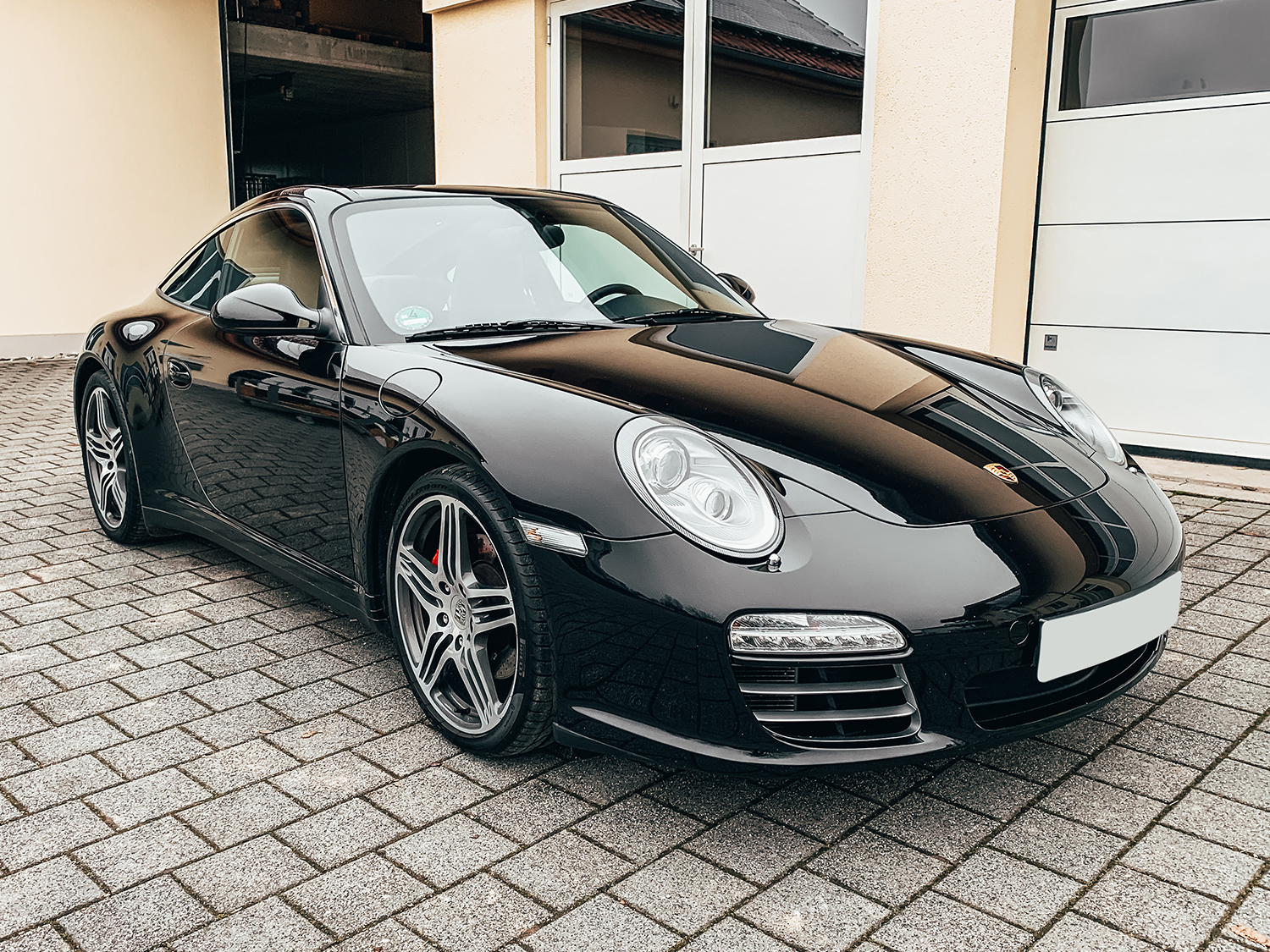 Schwarzer Porsche 911 Targa nach der Aufbereitung bei Autopflege Meilinger
