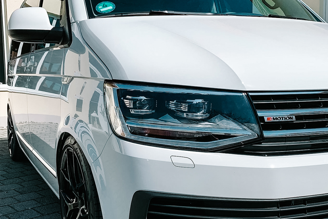 Weißer VW T6 von vorn nach der Aufbereitung
