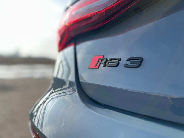 RS3-Schriftzug am Heck des grauen Audi RS3 nach der Keramikversiegelung NGC+