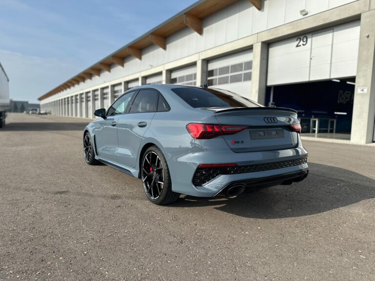 Grauer Audi RS3 Limousine von hinten nach der Keramikversiegelung vor der Halle von Autopflege Meilinger