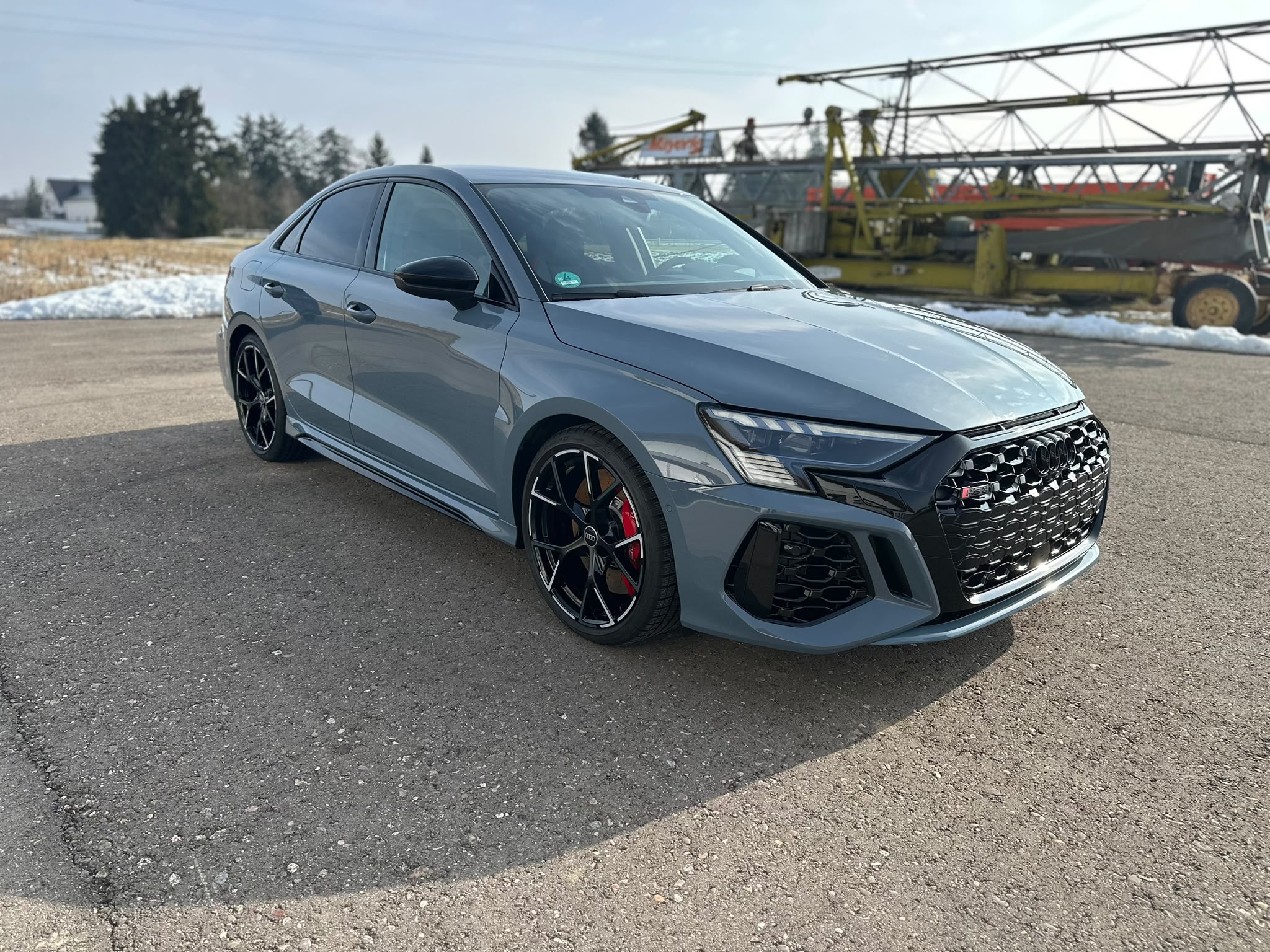 Grauer Audi RS3 Limousine von schräg vorn nach Lackkorrektur und Keramikversiegelung mit Artdeshine NGC+