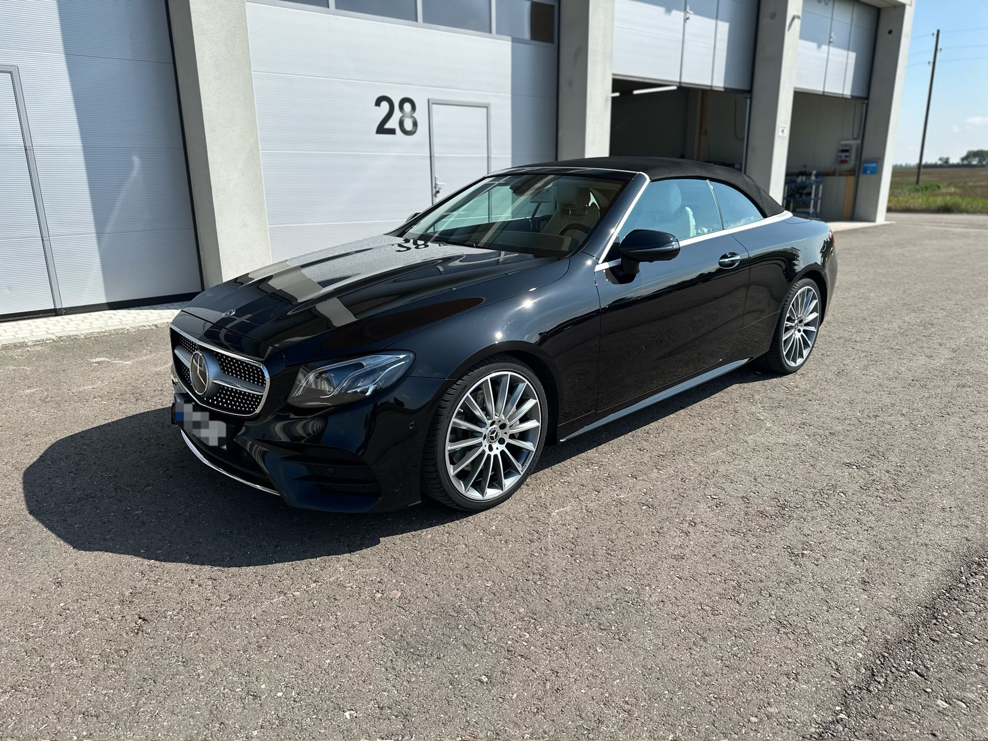 Schwarzes Mercedes-Benz E300 Cabrio von schräg vorn nach der Komplettaufbereitung bei Autopflege Meilinger