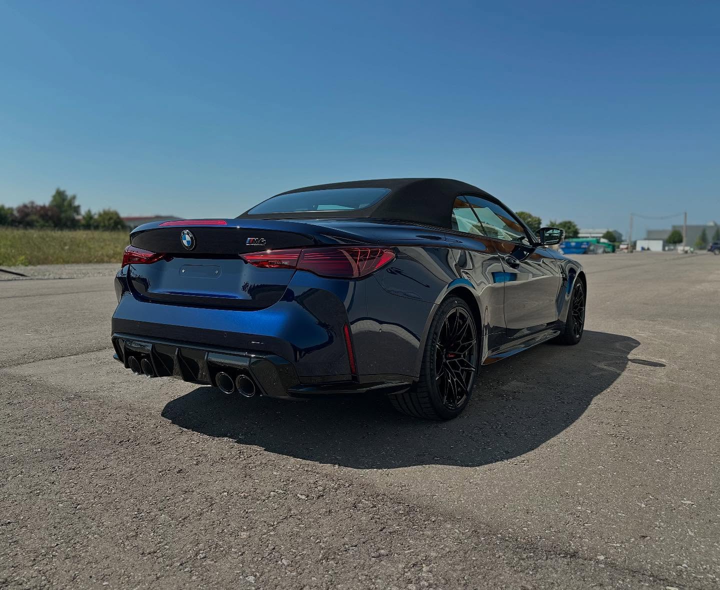 Dunkelblauer BMW M4 Competition Cabrio von schräg hinten nach Lackkorrektur und Artdeshine-Keramikversiegelung bei Autopflege Meilinger