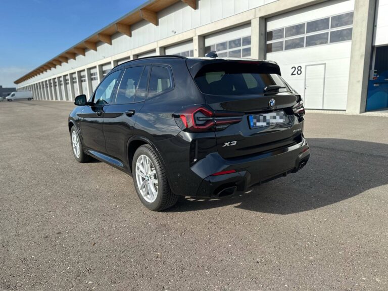 Schwarzer BMW X3 xDrive30d von hinten links nach Schleifen und Politur der Lackverätzungen