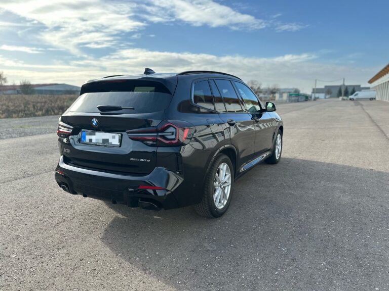 Heck des schwarzen BMW X3 xDrive30d nach der Lackaufbereitung bei Autopflege Meilinger