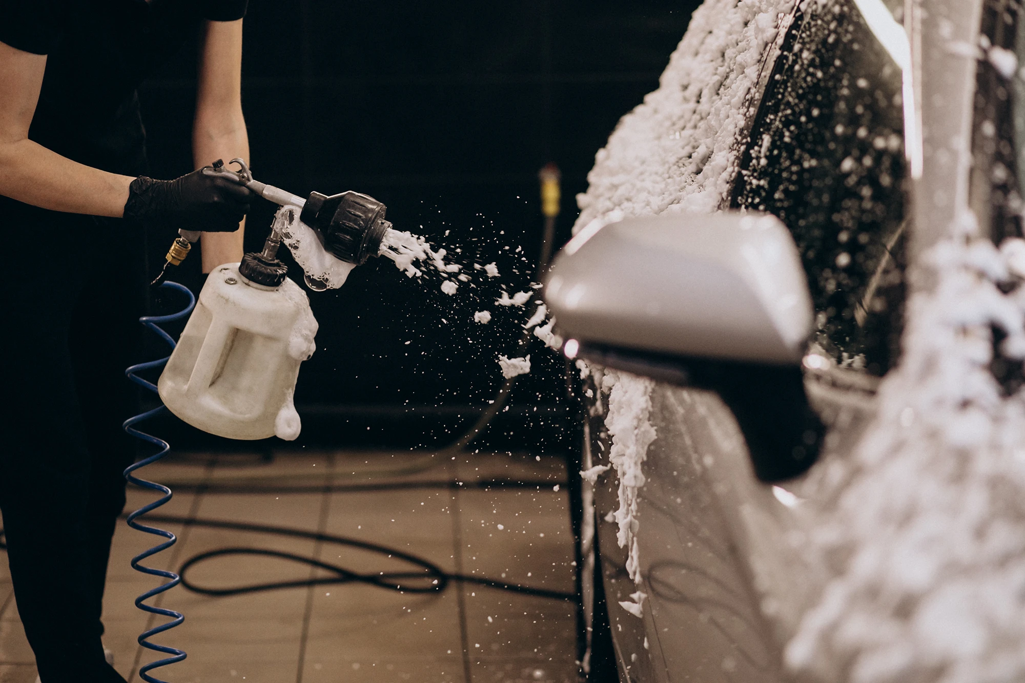 Vorwäsche mit Schaum: Auto wird mit dem Schaumsprüher eingeschäumt