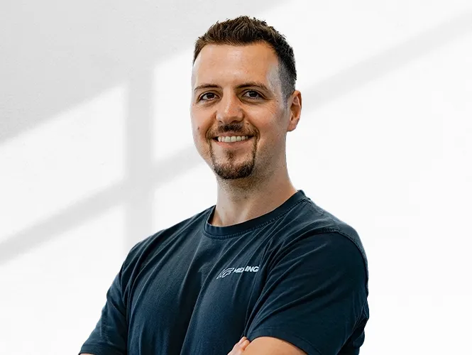 Felix Meilinger, Inhaber von Autopflege Meilinger in Höchstädt, lächelt im dunklen Shirt