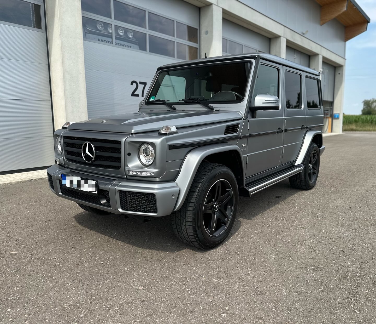 Silbergrauer Mercedes-Benz G500 mit Mattlack von vorn nach der Mattlack-Versiegelung mit Artdeshine NGC+ bei Autopflege Meilinger