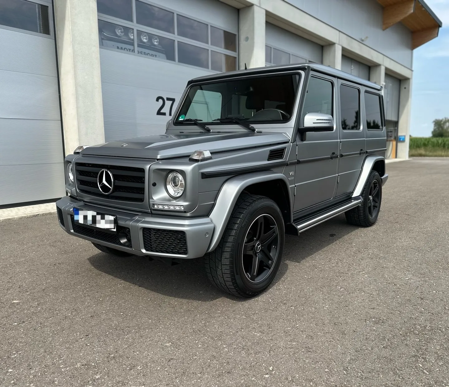Silbergrauer Mercedes-Benz G500 mit Mattlack von vorn nach der Mattlack-Versiegelung mit Artdeshine NGC+ bei Autopflege Meilinger