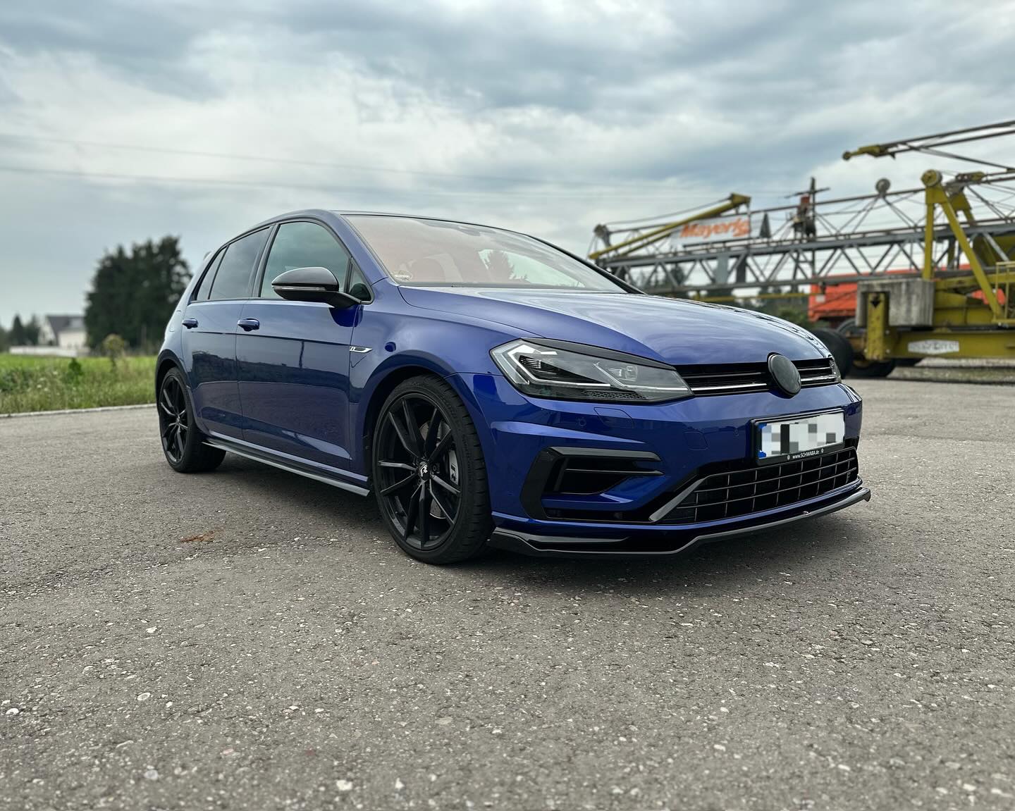 Blauer VW Golf 7 R von vorn nach Entfernung von Orangenhaut und Lackverätzungen bei Autopflege Meilinger