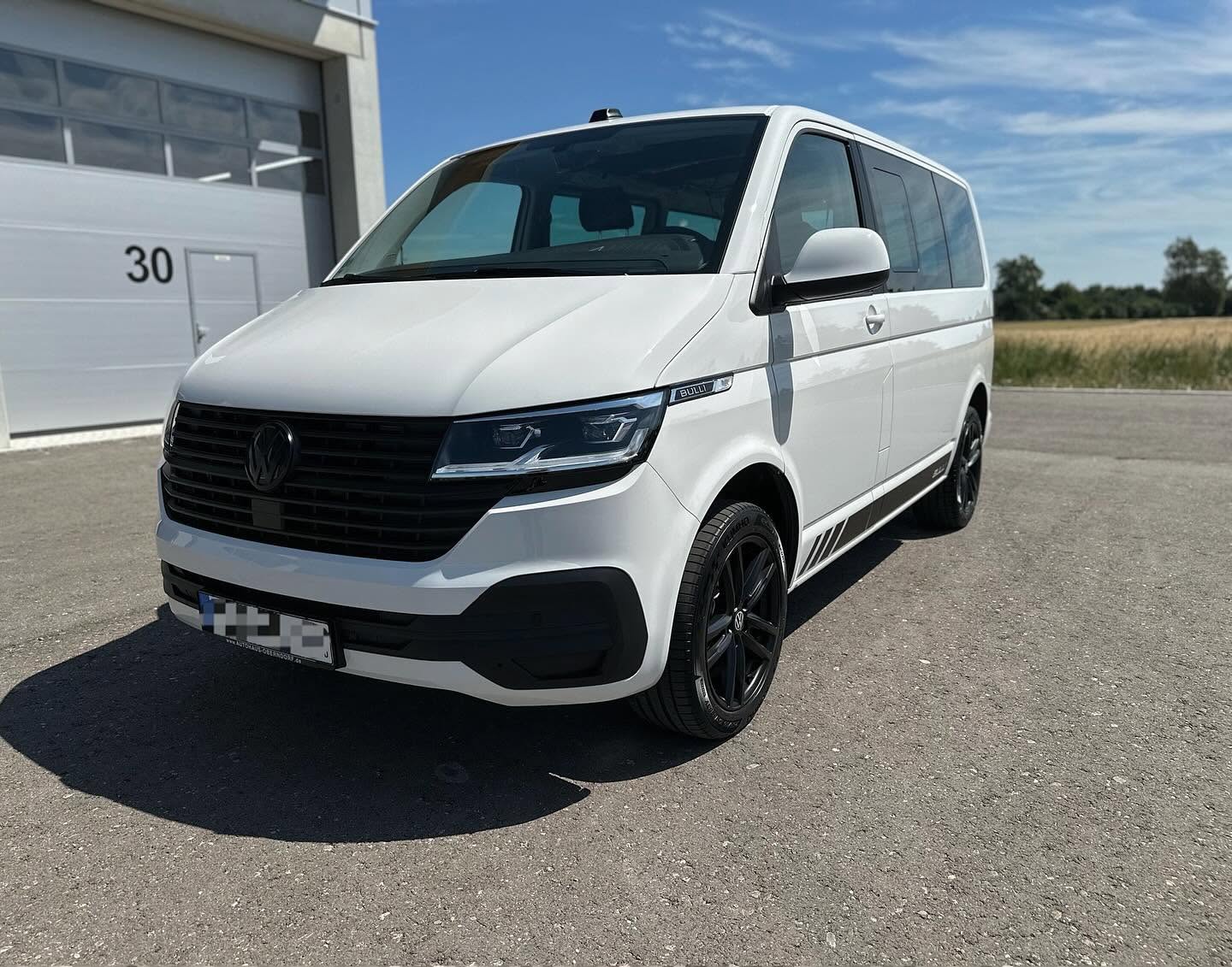 Weißer VW T6.1 Bulli nach Lackkorrektur, Steinschlagschutzfolie und Keramikversiegelung NGC+ bei Autopflege Meilinger